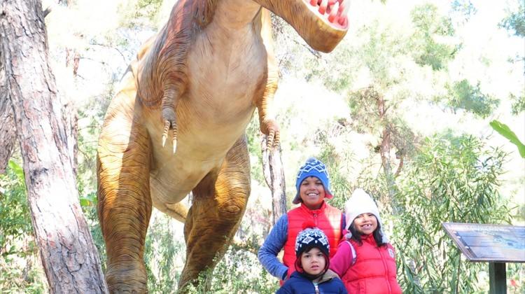 İranlı turistler Dino Park'ta
