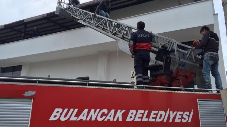 İnecekleri yeri yapmayı unutan ustaların imdadına itfaiye yetişti