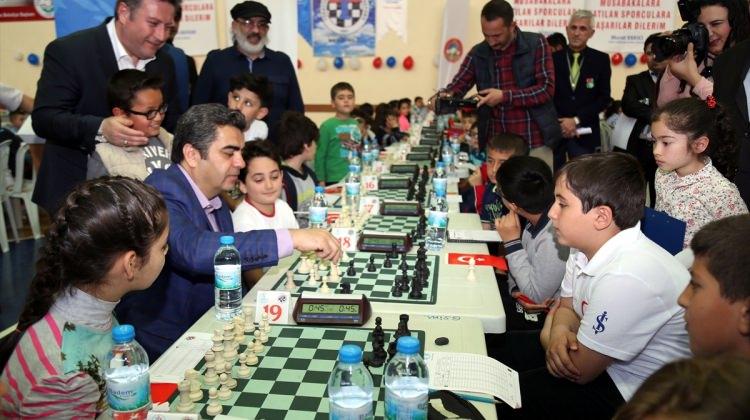 Vali ile şehit çocuğundan satranç turnuvası açılış karşılaşması