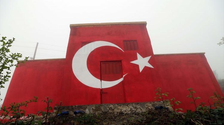 Su deposunun duvarına Türk bayrağını resmetti