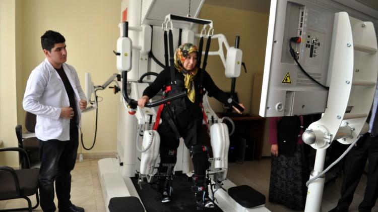 Yürüyemeyen hastalara "robotik yürüme cihazı" ile tedavi