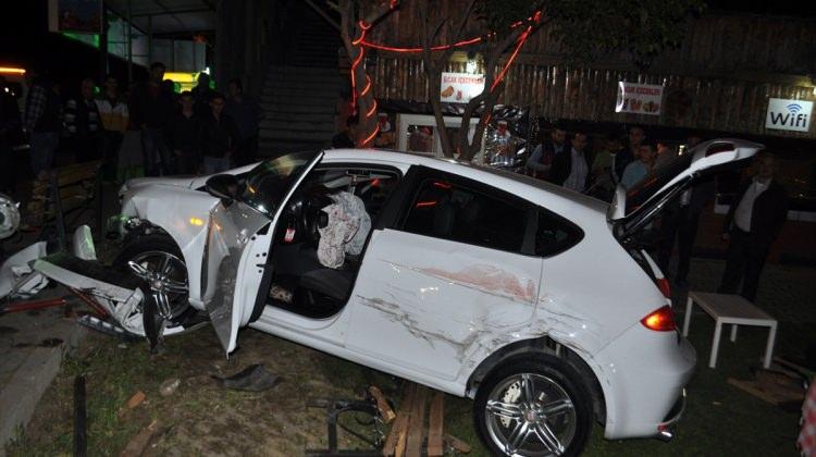 Manisa'da otomobil kafeteryanın bahçesine girdi: 1 yaralı