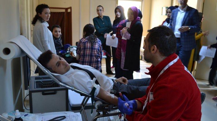 Sağlık çalışanlarından Kızılay'a kan bağışı