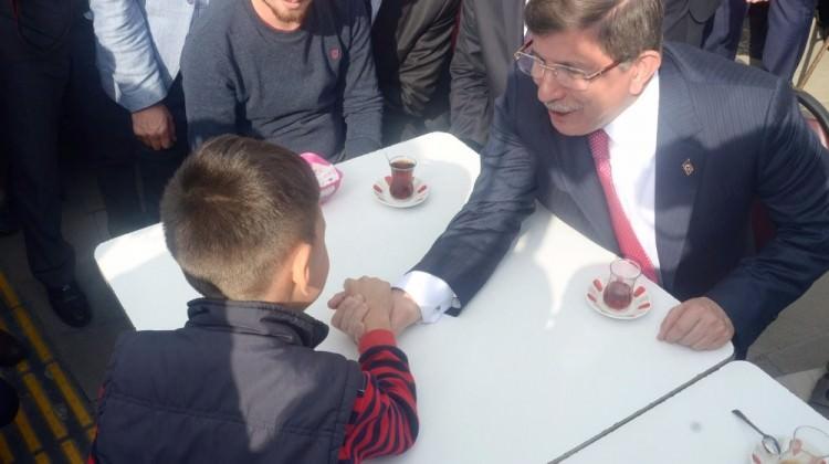 Davutoğlu'nu bilek güreşinde yendi
