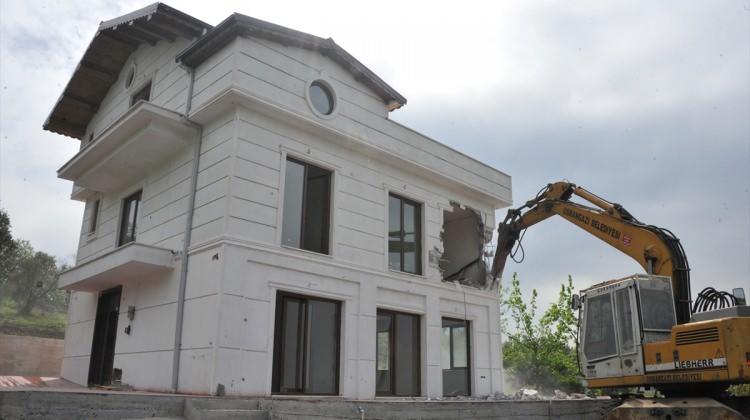 Bursa'da kaçak inşa edilen lüks villa yıkıldı