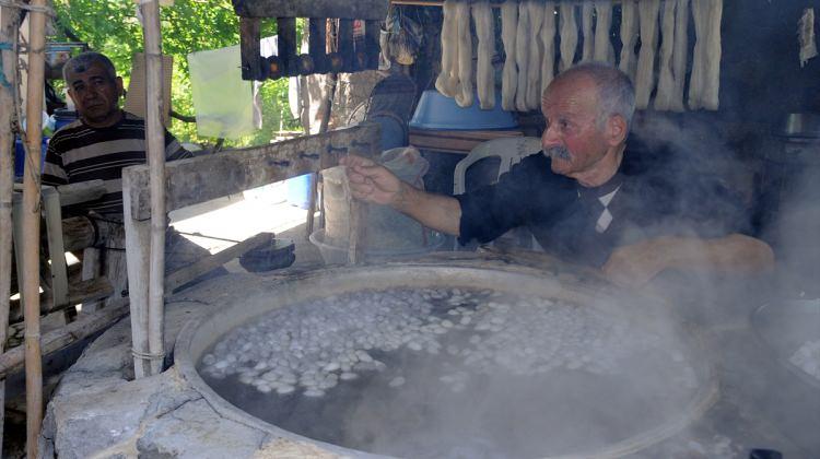 Hatay'da geleneksel yöntemle ipek üretimi