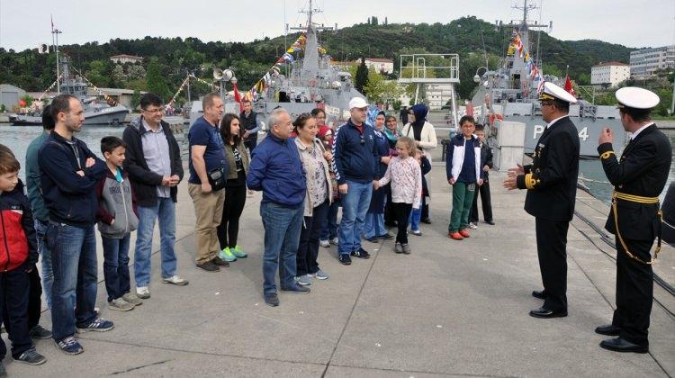 Askeri gemiler ve denizaltı ziyarete açıldı
