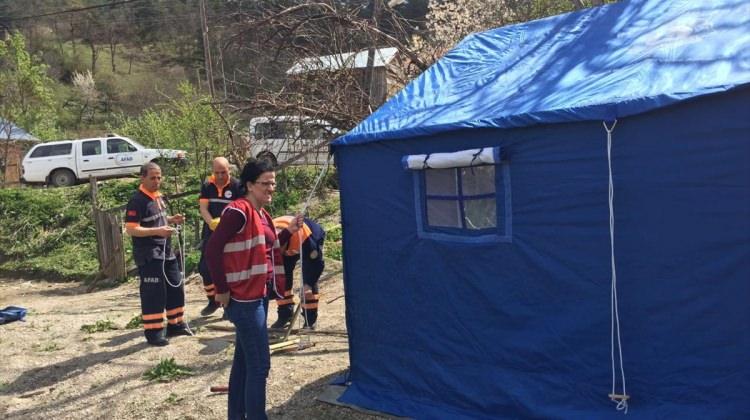 Türk Kızılayı'ndan evi zarar gören aileye çadır yardımı