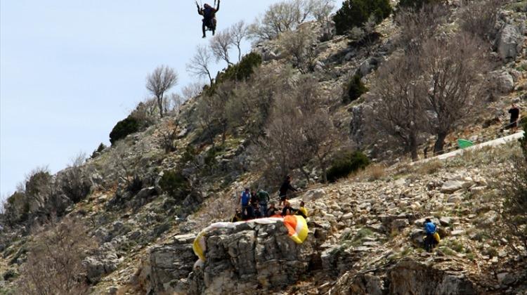 Fethiye'de kayalıklara takılan paraşütçü kurtarıldı