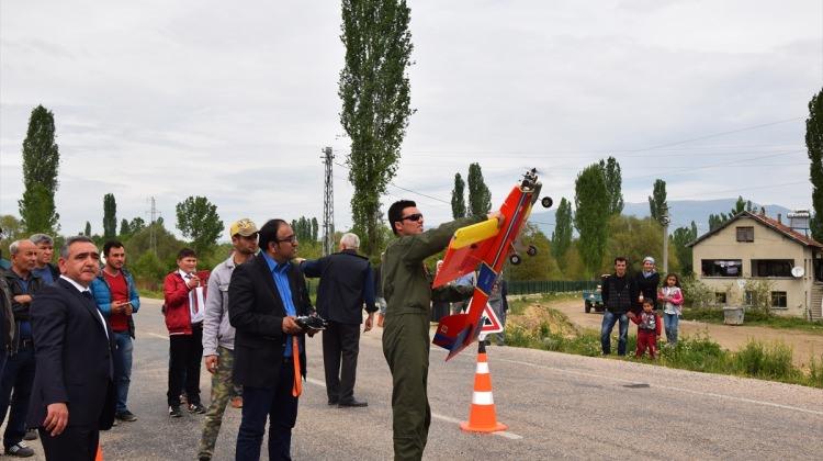 Simav'da motorlu yamaç paraşütü ve model uçak gösterisi
