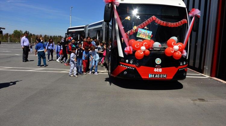 Malatya'da çocuklar trambüsle şehir turu attı