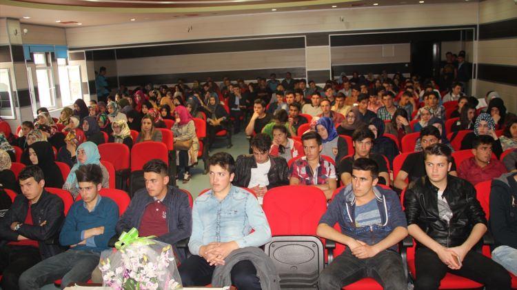 Suşehri’nde "Gençlik ve Güvenli Gelecek" konferansı