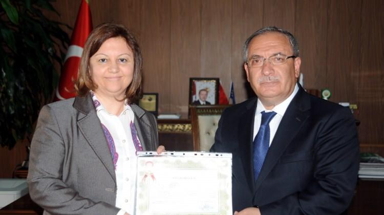 Vali Nayir'den tapu personeline başarı belgesi verildi