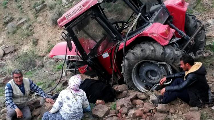 Kars'ta traktör dereye yuvarlandı: 1 ölü