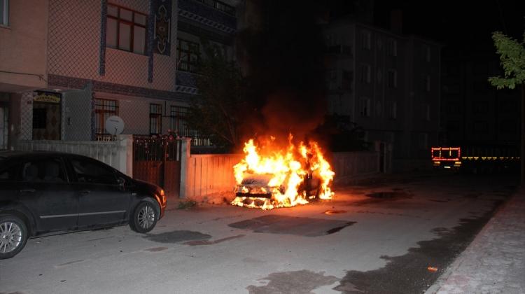 Konya'da park halindeki hafif ticari araç yandı