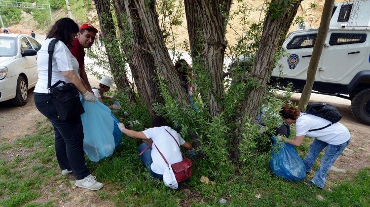 Tunceli Üniversitesi Ekoloji ve Tarım Kulübü üyelerinin çevre temizliği