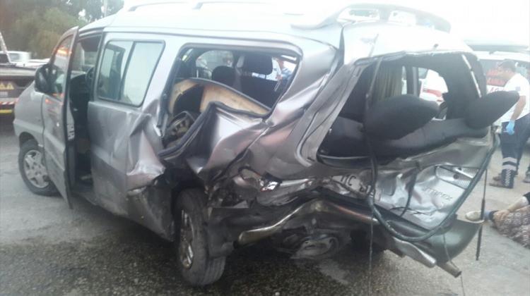 Antalya'da otomobil minibüse çarptı: 13 yaralı