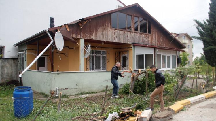 Kocaeli'de şiddetli fırtına 4 katlı binanın çatısını uçurdu