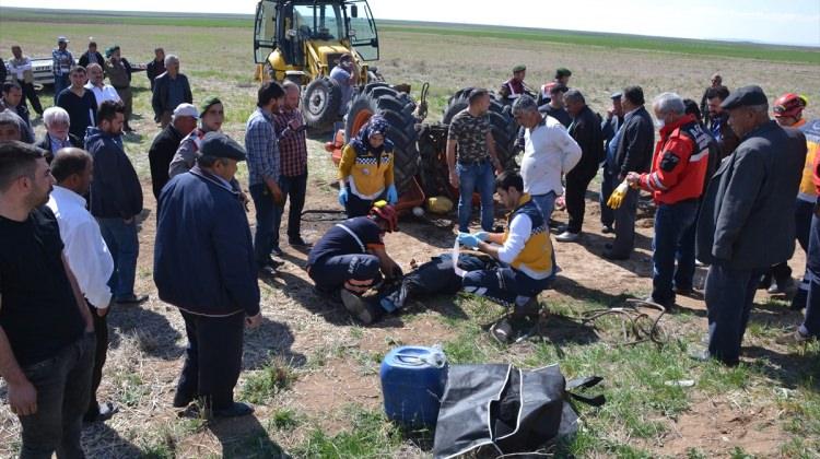 Aksaray'da devrilen traktörün altında kalan sürücü öldü