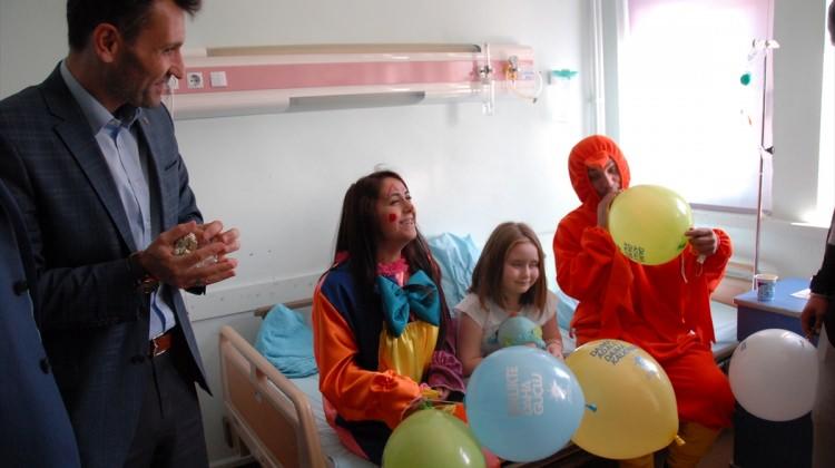 AK Parti'den hasta çocuklara moral ziyareti