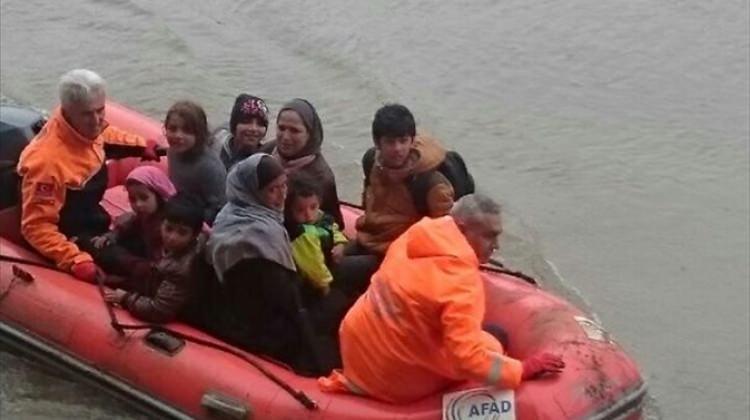 Adacıkta mahsur kalan 45 sığınmacıyı AFAD kurtardı