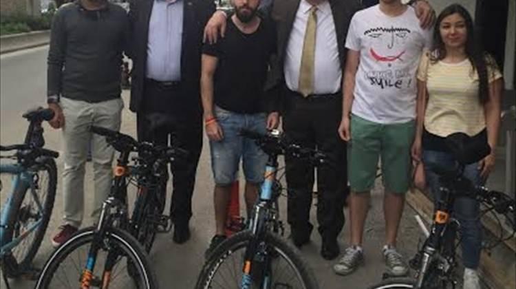 Belediye başkanı öğrencilere bisiklet hediye etti