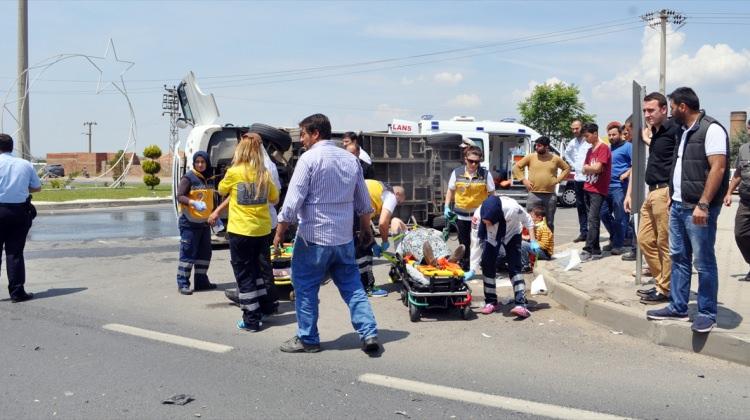 Manisa'da minibüsle otomobil çarpıştı: 4 yaralı