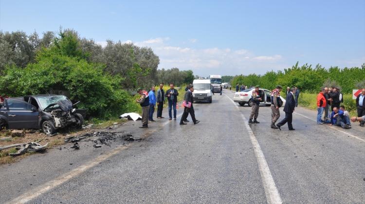 Bursa'da iki otomobil çarpıştı: 1 ölü, 2 yaralı