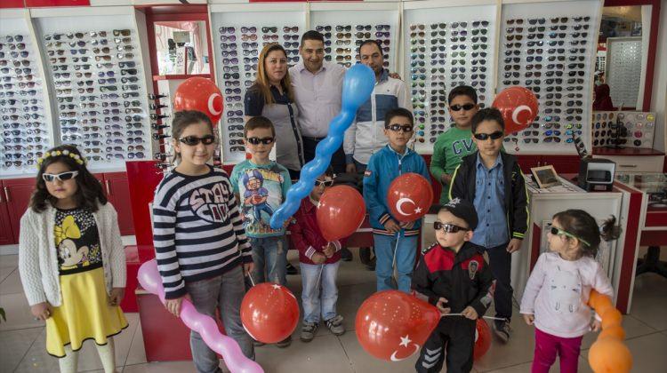 Gaziantep'te çocuklara güneş gözlüğü dağıtıldı