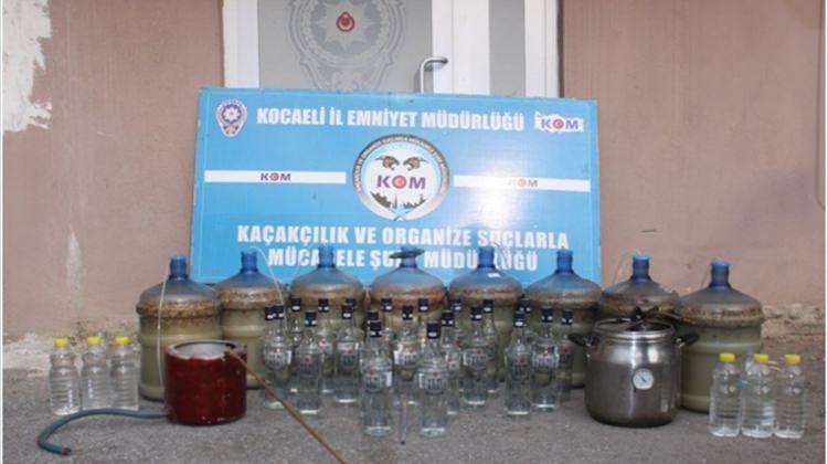 Kocaeli'de kaçak içki imalathanesine operasyon
