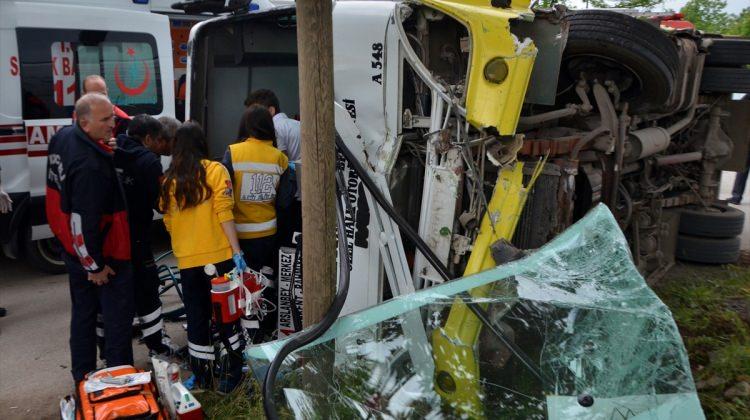 Kocaeli'de yolcu midibüsü devrildi: 1 ölü, 10 yaralı