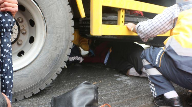 Kocaeli'de kamyonun altında kalan yaşlı kadın kurtarıldı