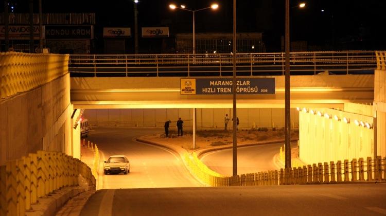 Yakıtı biten otomobil, YHT seferlerini durdurdu