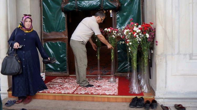 Edirne Eski Cami cuma vaktine çiçeklerle hazırlandı