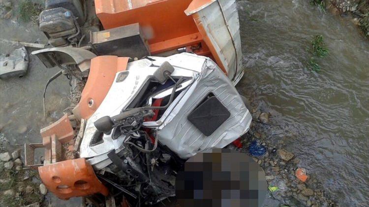 Sivas'ta kamyon devrildi: 2 ölü