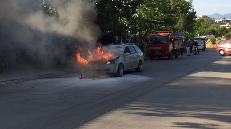 Manisa'da otomobil yangını