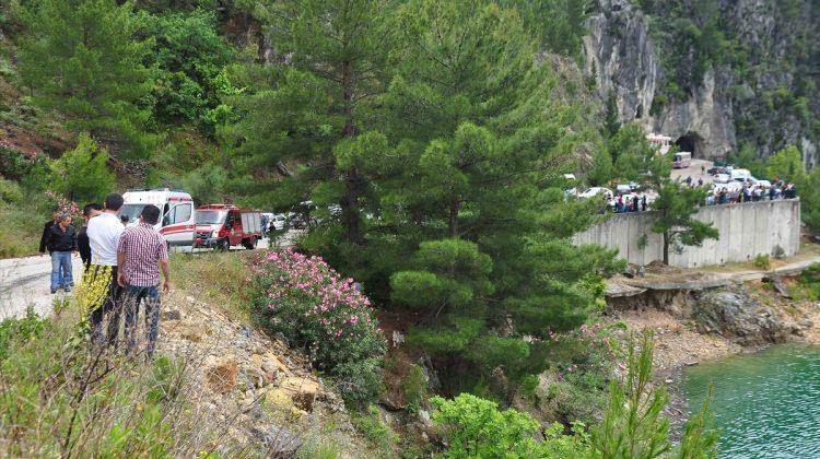 Göle düşen cipteki 3 turist kayboldu, 9 kişi yaralandı
