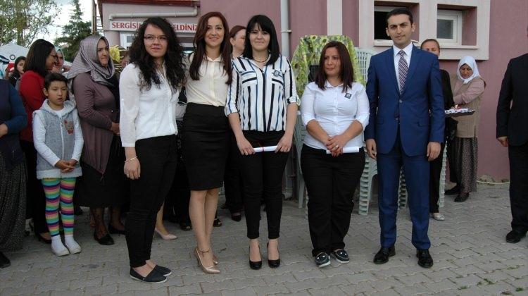 Karamanlı'da yıl sonu sergisi açıldı