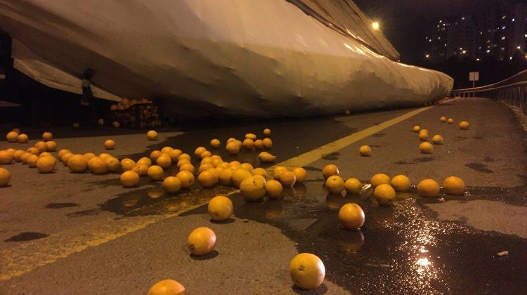 Başkent'te portakal yüklü tırın dorsesi devrildi