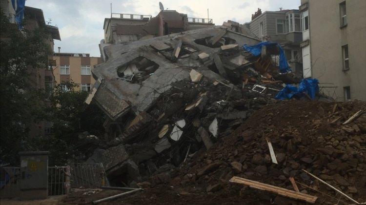 Samsun'da yıkım aşamasındaki binada çökme