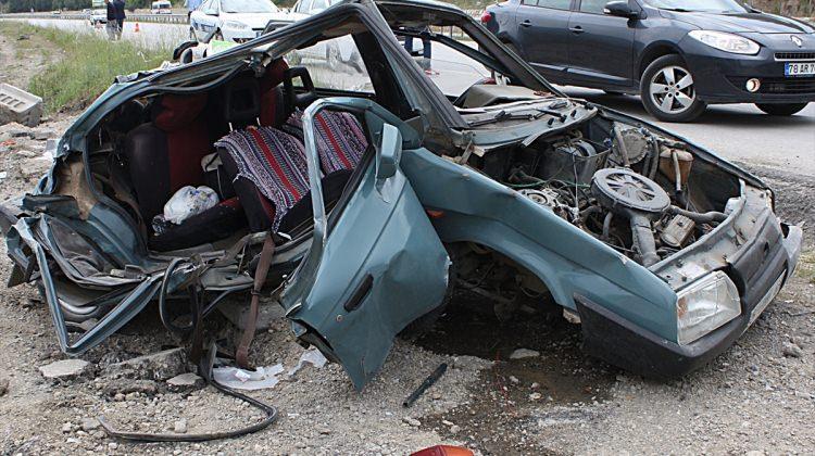 Karabük'te otomobil aydınlatma direğine çarptı: 2 yaralı