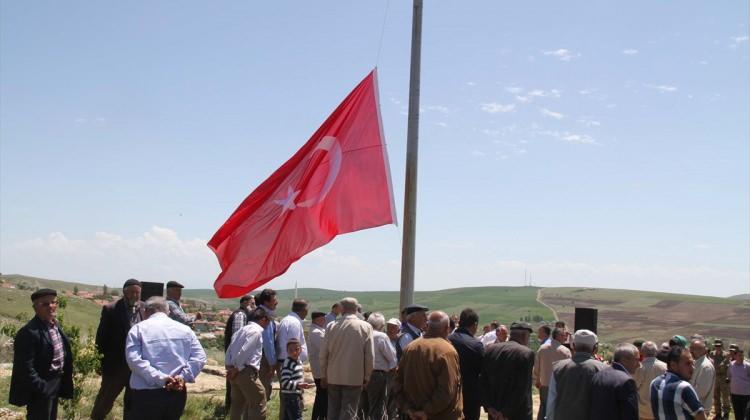 Şehidin anısına Türk bayrağı dikildi