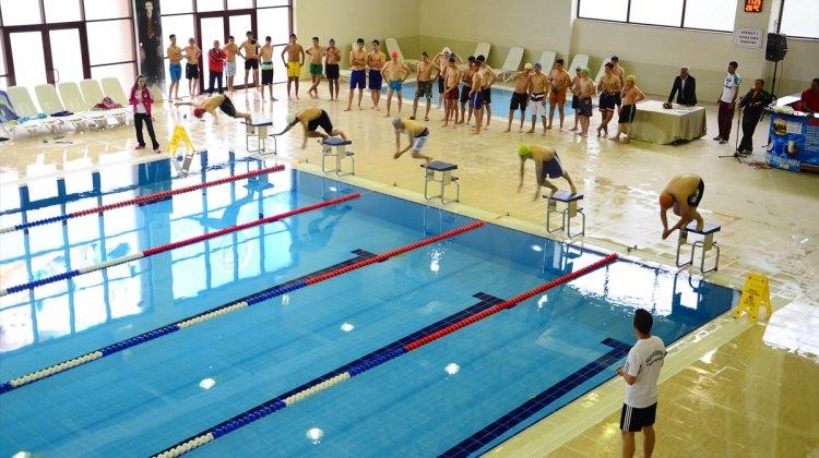 Kazan'da liseler arası yüzme yarışması yapıldı
