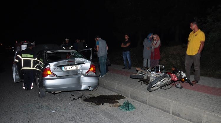 Manavgat'ta motosikletle otomobil çarpıştı: 3 yaralı