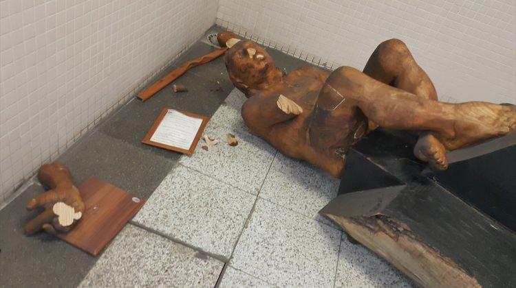 İzmir'de metro istasyonunda saldırıya uğrayan heykel