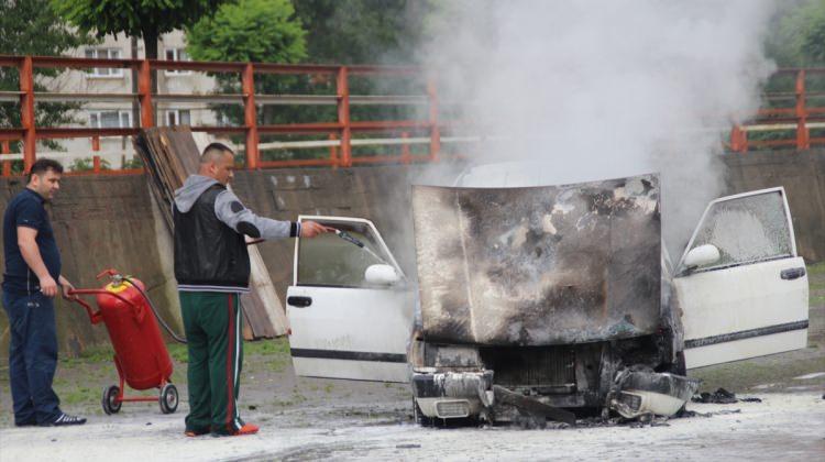 Yağlıdere'de park halindeki araç yandı