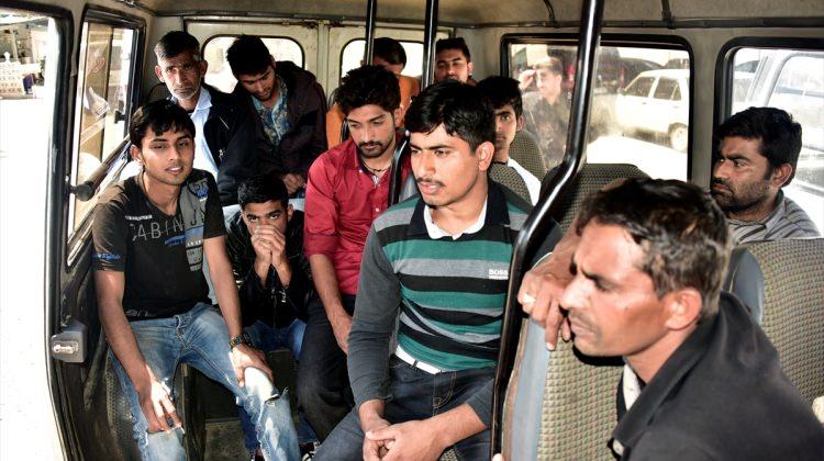 Muğla'da Pakistanlı kaçaklar park halindeki minibüste yakalandı