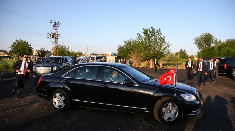 Erdoğan ve Yıldırım, Dürümlü'de katledilenlerin yakınlarını ziyaret etti