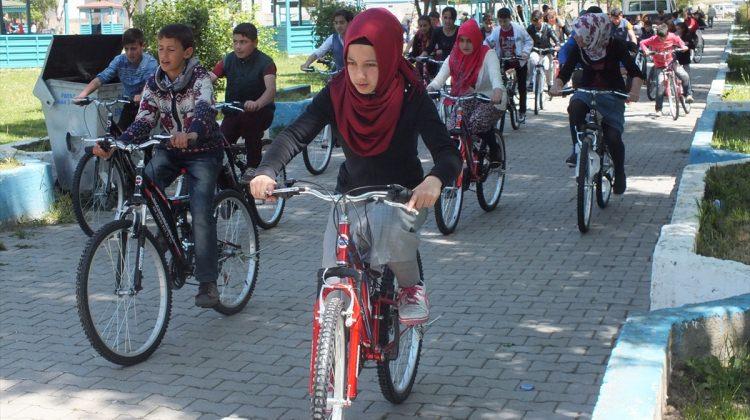 Pasinler’ de 70 öğrenciye bisiklet dağıtıldı