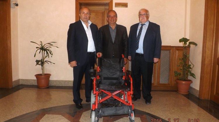 Başkan Arslan'dan engelli gence araç desteği